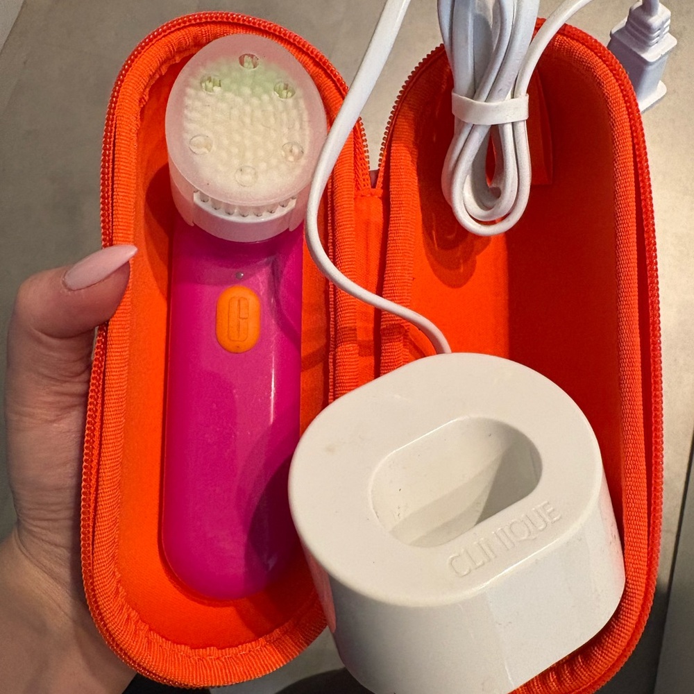 Clinique Sonic Face Cleansing Brush with Case and Charger